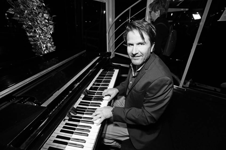 Piano during cocktail hour!