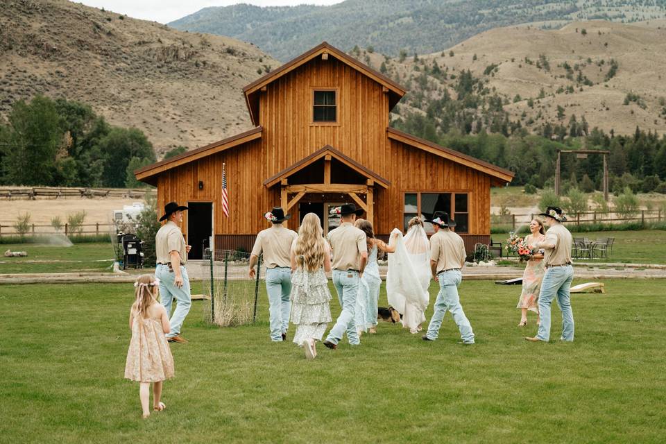 Yellowstone River Gardiner Lodge