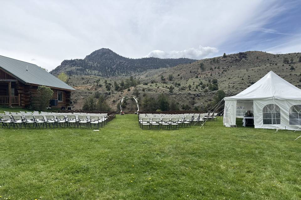 A ceremony framed by the mount