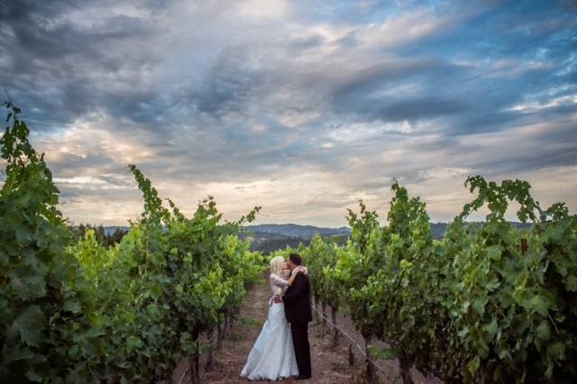 Couple kissing in Estate Vyd