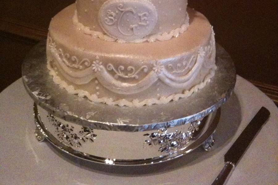 Elegant beige cake with white pumpings