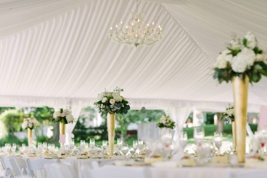 White centerpiece with gold vases