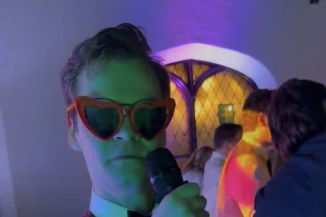 Groom Sings