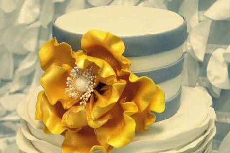 Yellow flower design cake