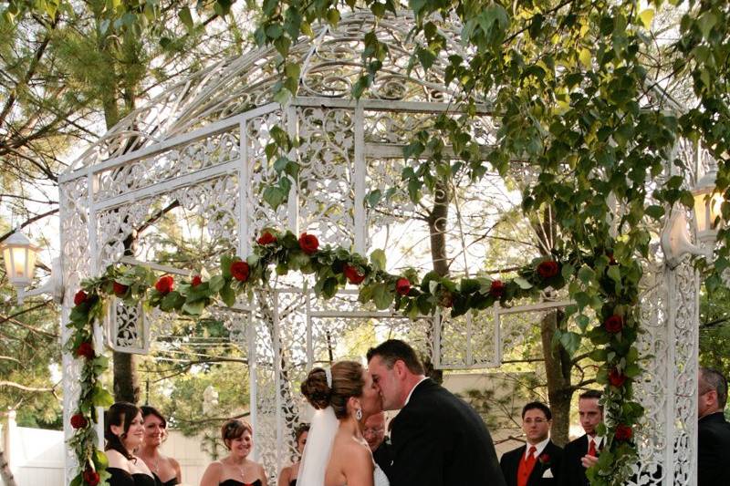 First kiss as a married couple