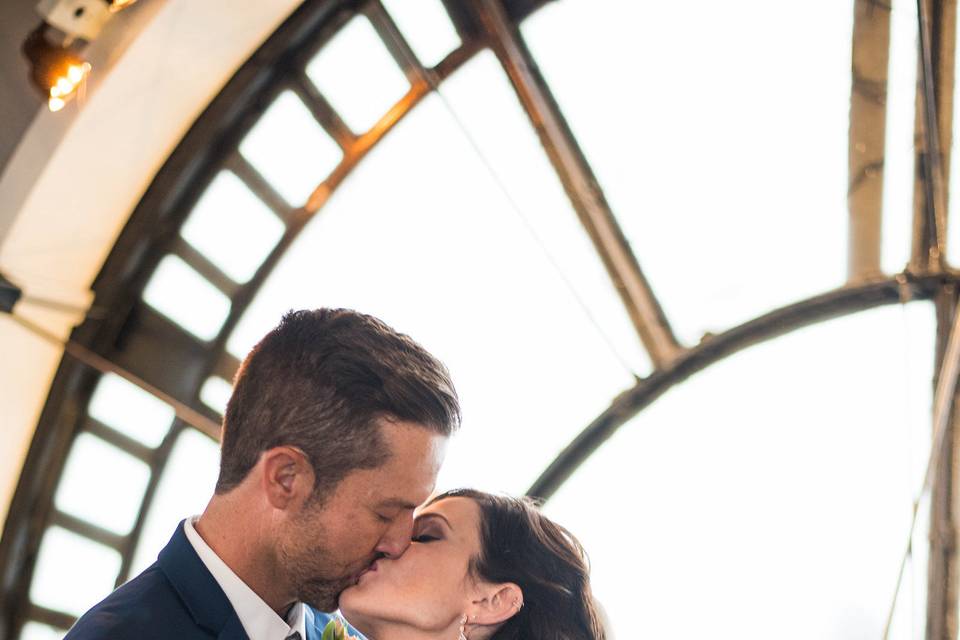 A fateful kiss at the Clock Tower. Photo by Photography by Jewels.