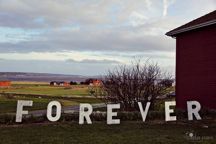 Rustic barn wedding on whidbey island with whidbey party girls!