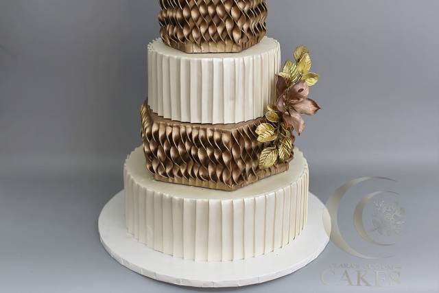 White and gold cake