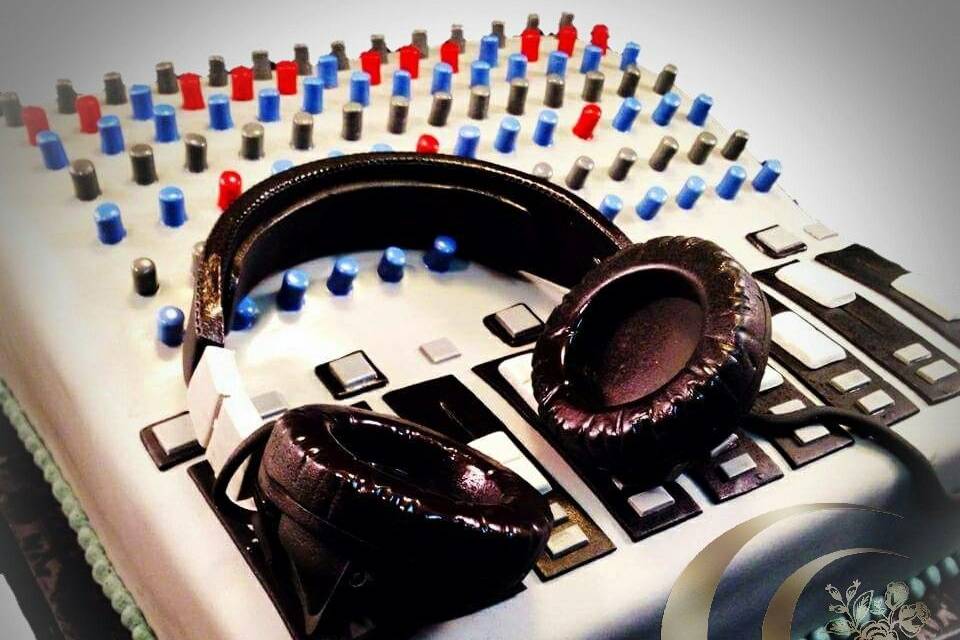 DJ equipment cake