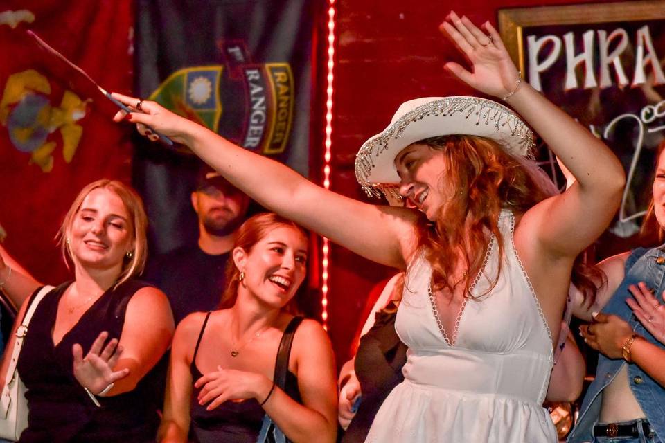 Savannah Smiles - Dueling Pianos Saloon