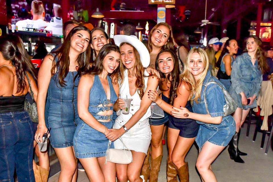 Savannah Smiles - Dueling Pianos Saloon
