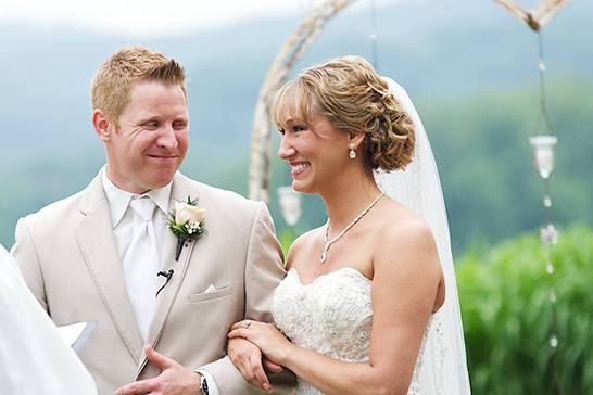 Couple's portrait outdoor ceremony © Studio Noveu