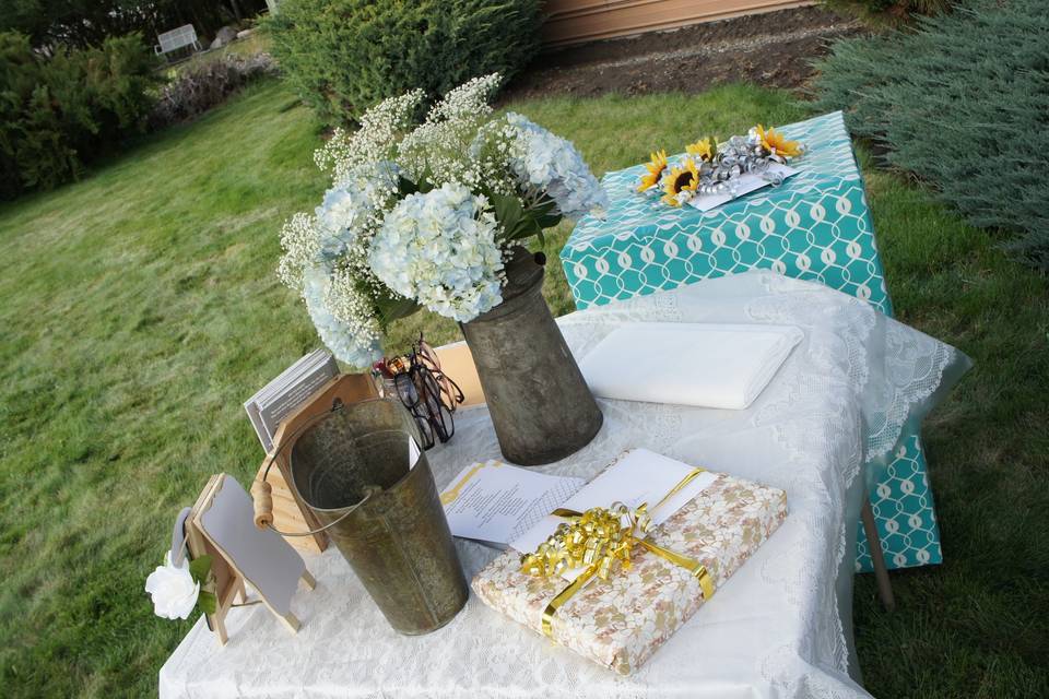 Table arrangement with centerpiece