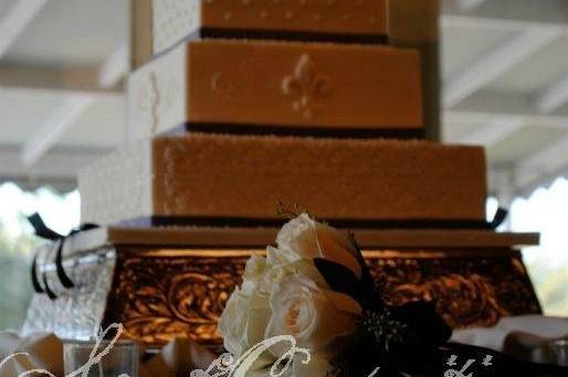 Who says wedding cakes have to be white? This gold and brown beauty makes an opulent display.