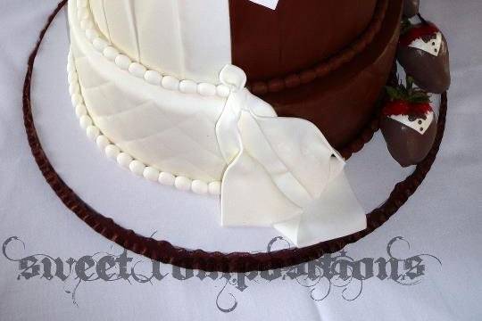 Having trouble fitting in a wedding cake and groom's cake? How about something like this combo?