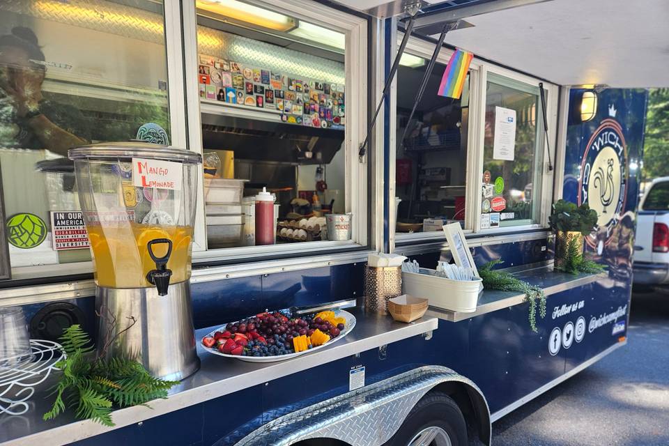 Fruit & Bev From the Foodtruck