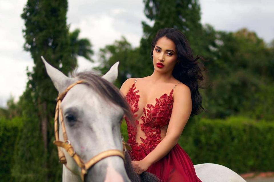 BEAUTIFUL BRIDE RIDING HORSE