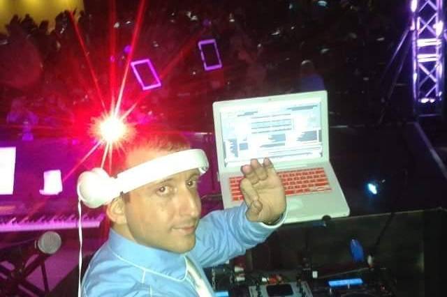 Djing for thousands.