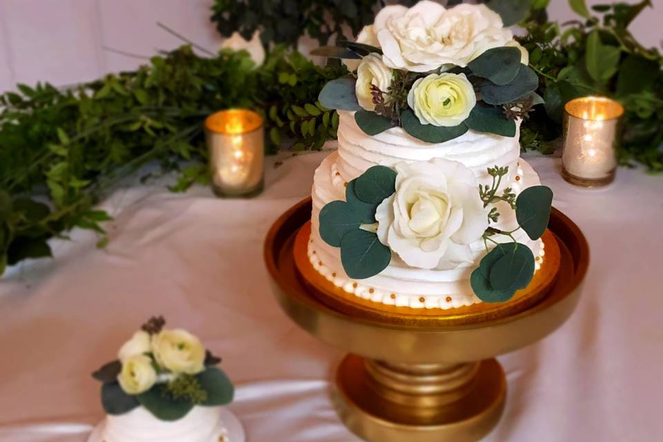 Mini-cake and two-tier wedding cake