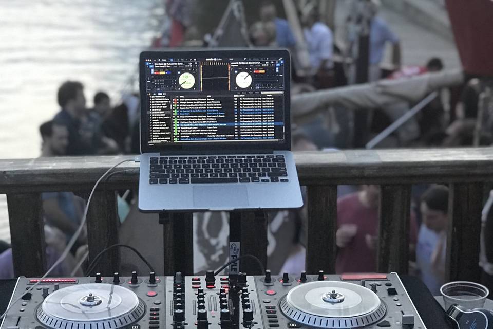 Boomerang Party Boat