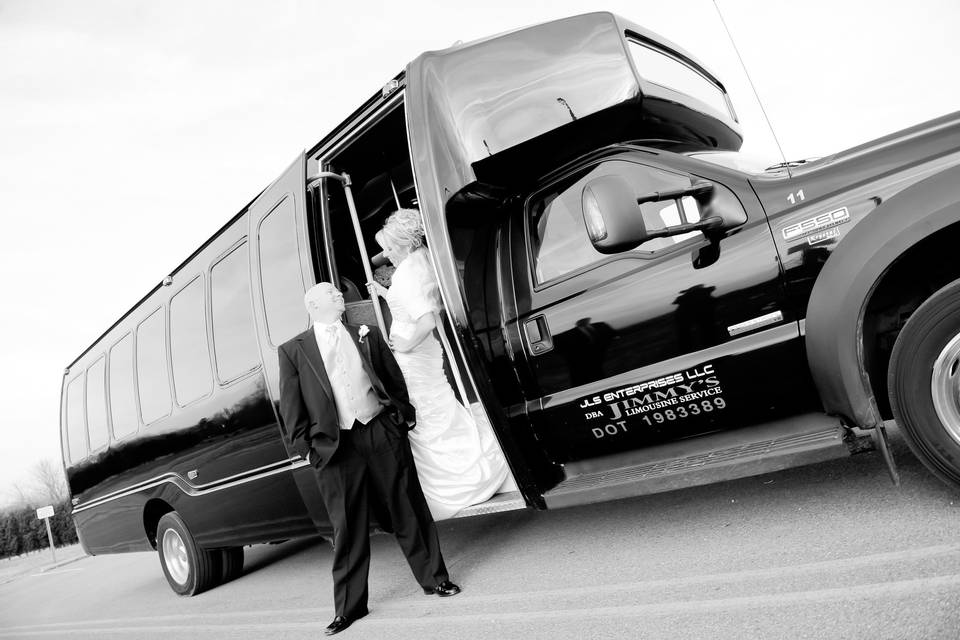 F550 24-26 passenger limo bus offers all the glitz and luxury of a traditional limousine. Limousine Buses have become the #1 choice for brides because they offer amazing head and leg room. The best part about a bus is that you can walk around and move freely.No more sliding around the seats!