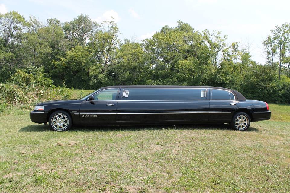 8 passenger Black Lincoln Town Car Limousine. This traditional and elegant limousine is perfect for smaller bridal parties, father and bride transportation pre wedding and bride and groom transportation post wedding.