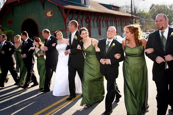 The couple with the bridesmaids and groomsmen