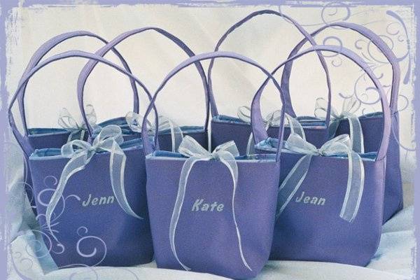 SMALL SQUARE BAG-10 x 10 x 3
Shown here in Amethyst with silver embroidery & ribbon bow.
Single handle, Fully lined.