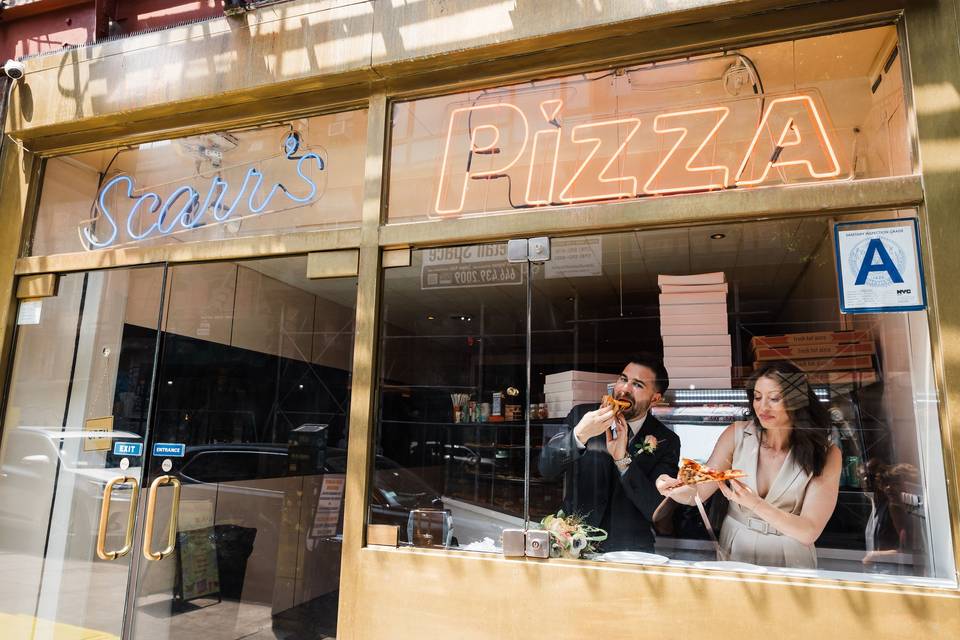 EATING PIZZA IN NYC