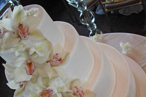 Red Velvet cake, filled with Citrus Cream Cheese frosting and Vanilla Buttercream.