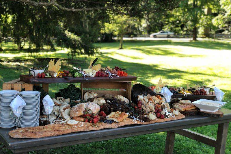 Cheese, bread, and fruit bar