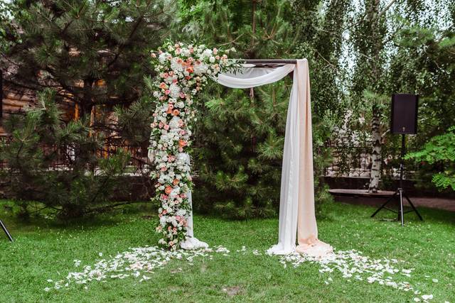 Outdoor ceremony square arch