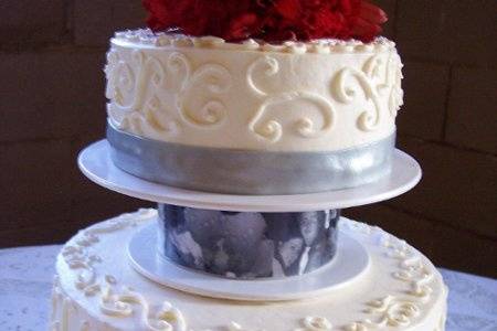 Silver swirls wedding cake w/red roses