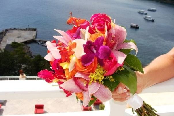 Romantic garden style bouquet in mixed colors - a beautiful splash of color for your island wedding.