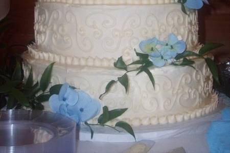 4-tier wedding cake with cascading flowers