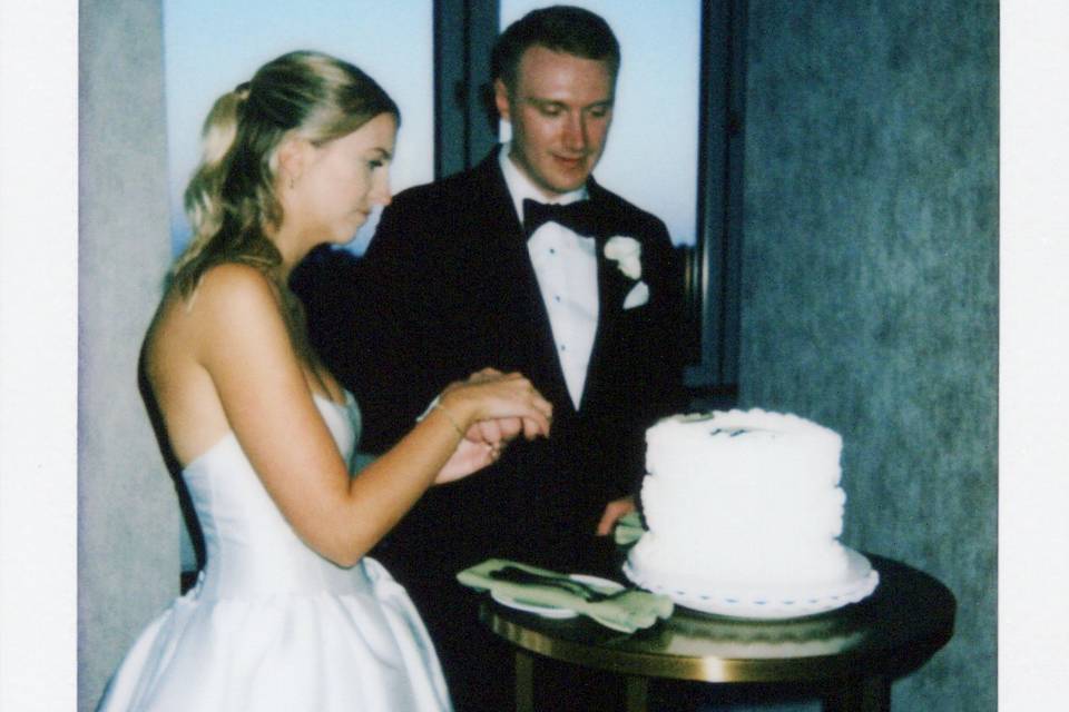Cutting cake