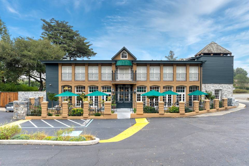 Exterior Patio Area & Parking