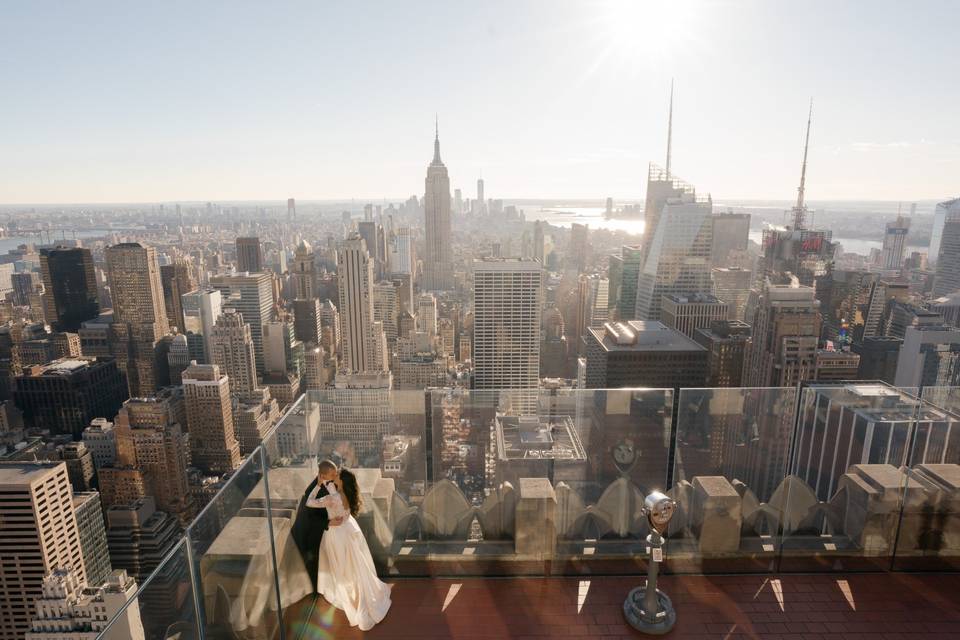 Couple kiss in front of NYC skyline