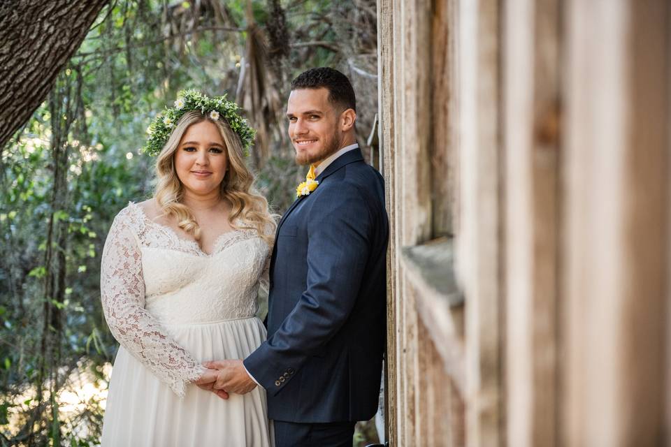 17 Beautiful Wedding Poses for the Bride and Groom