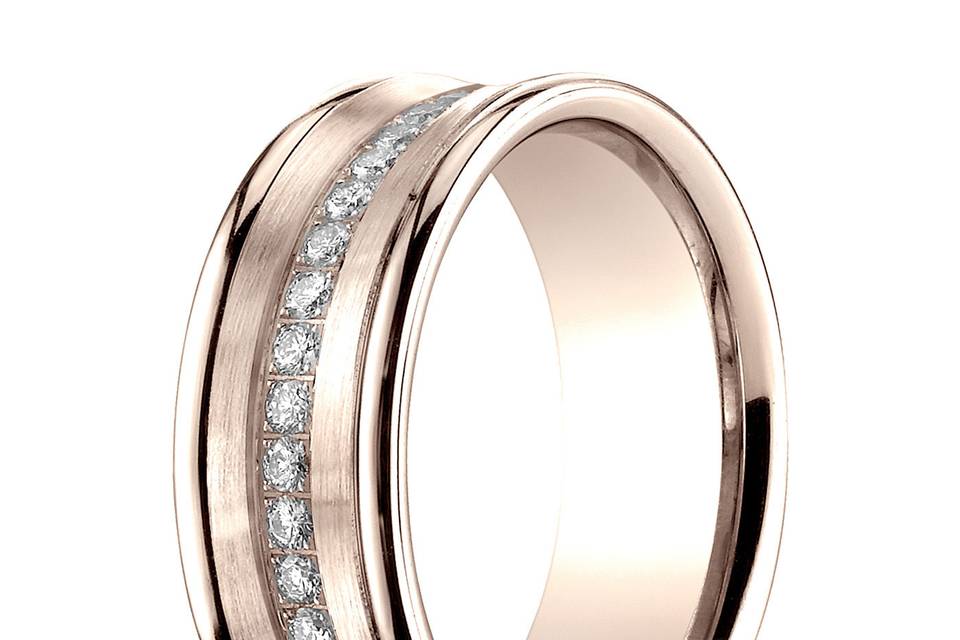 Mens band in rose gold with diamonds