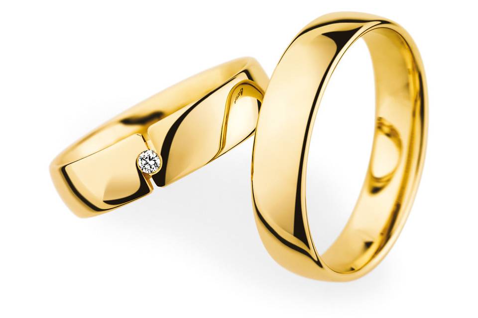 Couples wedding band in yellow gold