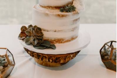 Naked wedding cake with green decors