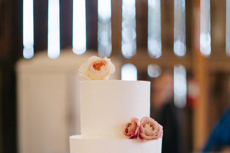 Cake with garden roses