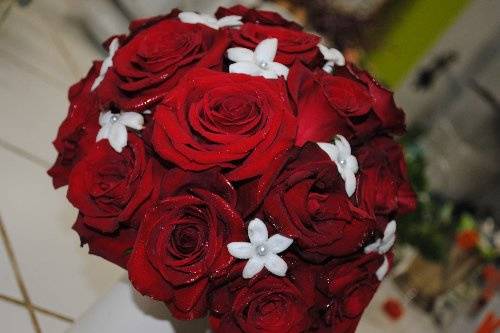 Red rose and stepahnotis bouquet