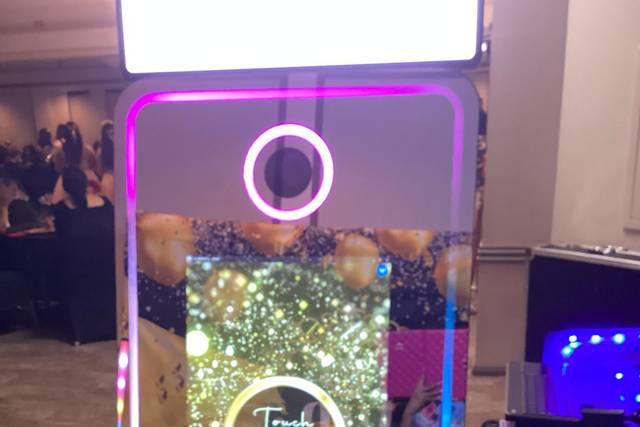 Mirror booth