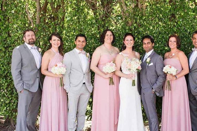 Couple With bridesmaids and groomsmen