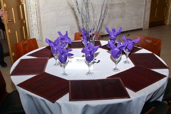 Relaxed table arrangement for a dinner in NYC