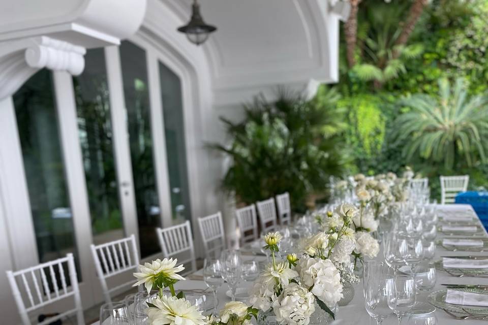Table runner with jars