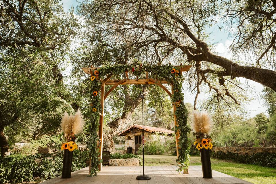 Lovely Arch and Altar Display