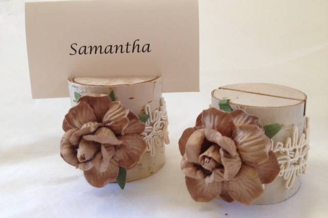 Beautiful mocha latte rose with a natural jute wrap makes this a lovely choice for your rustic or barn country wedding. This mocha rose can also be paired with any of the ivory ribbons we use in our other place card holders.This listing is for a set of 10 natural birch wood place card holders for $35.00They are 2 inches tall, and approximately 2 - 2 1/2 inches wide. Each holder has a 3/8 inch slot on the top which holds the place card nicely. Each piece is hand crafted so no two are alike!Use these at weddings, rehearsal dinners, baby showers, and really any party event that you want some additional sparkle to your table. Mixing and matching styles is a beautiful table design statement.if you don't see what you are looking for, just send us a message and we are happy to create that special look for you.Keep it rustic chic!Tutti Rose DesignsBe sure to visit www.etsy.com/shop/tuttirosedesigns to see our entire collection.